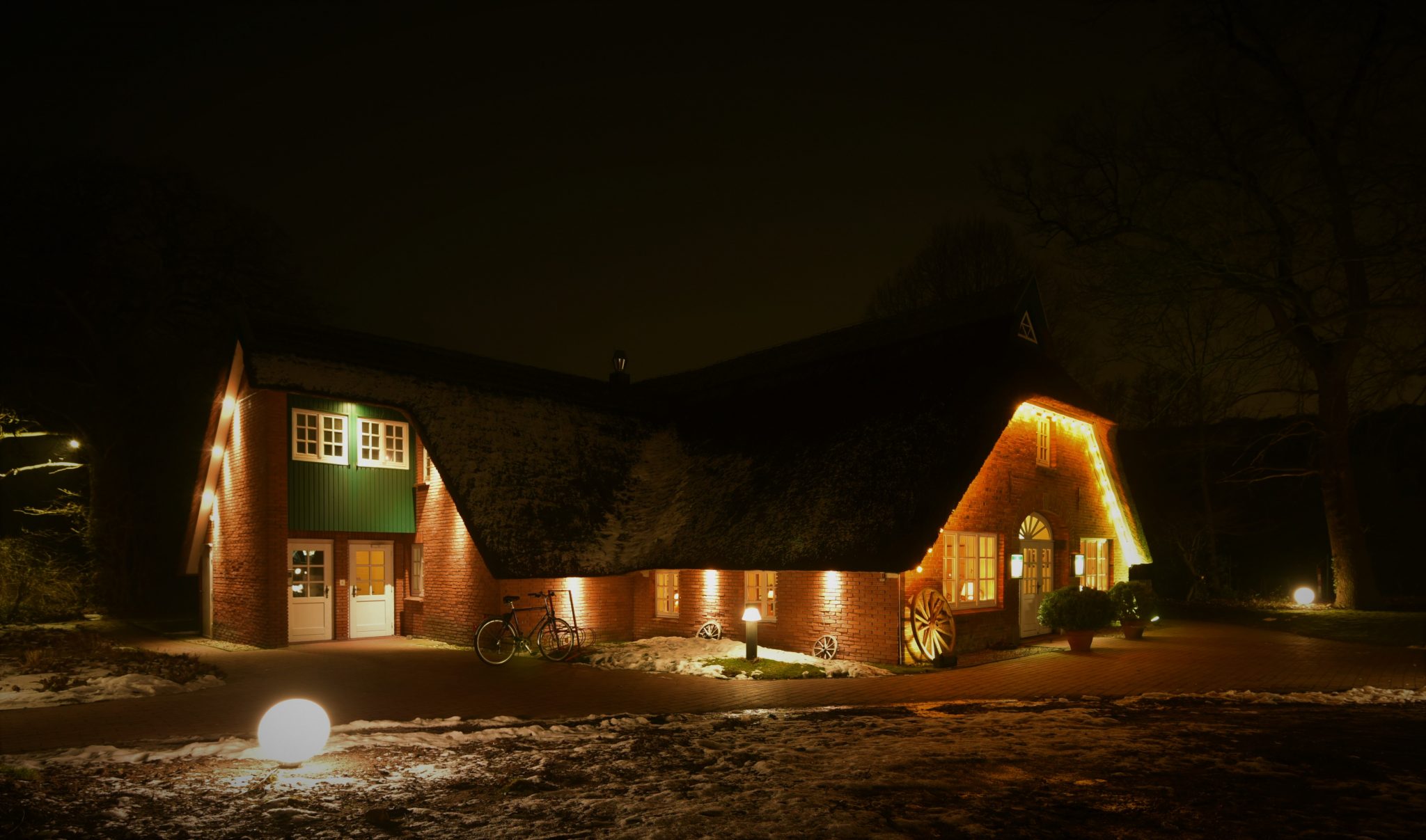 Restaurant Athos Oldenburg — reetgedecktes Haus im Abendlicht