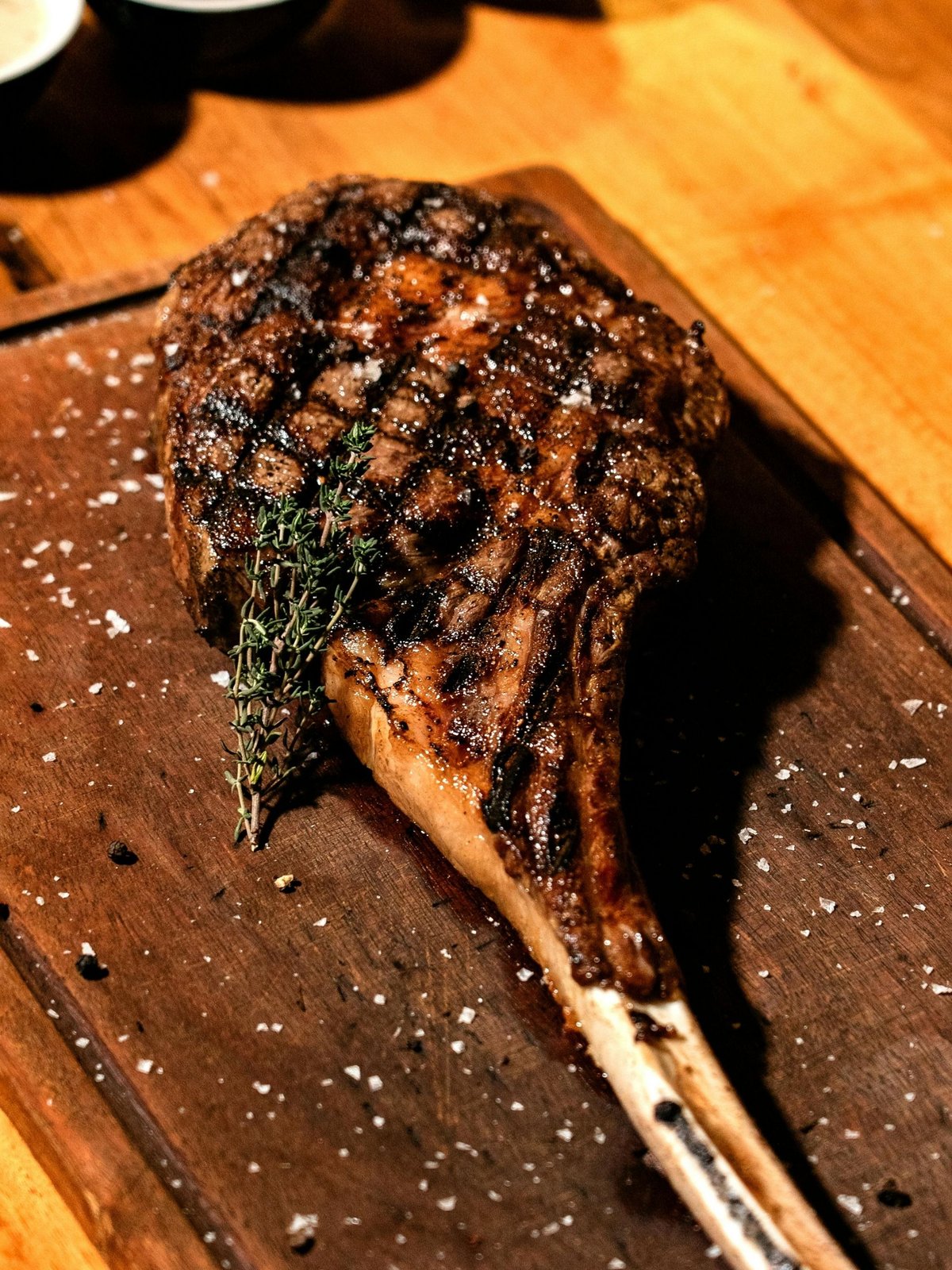 Gegrilltes Tomahawk-Steak vom Grill im Restaurant Athos